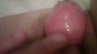 La beauté en bas se prend une bite dans le cul premier film porno et dans la chatte en même temps.