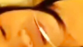 Un policier baise un collègue avec un chapeau et éjacule dans la chatte d'une film porno moyen age femme à la peau foncée