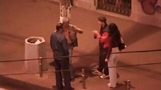 Un jeune mec a un orgasme et éjacule beaucoup de x porno italien sperme dans la bouche d'une femme