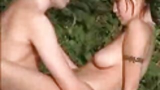 Une très grosse femme se déshabille dans la télécharger vidéo xxx rue et se balance sur une balançoire